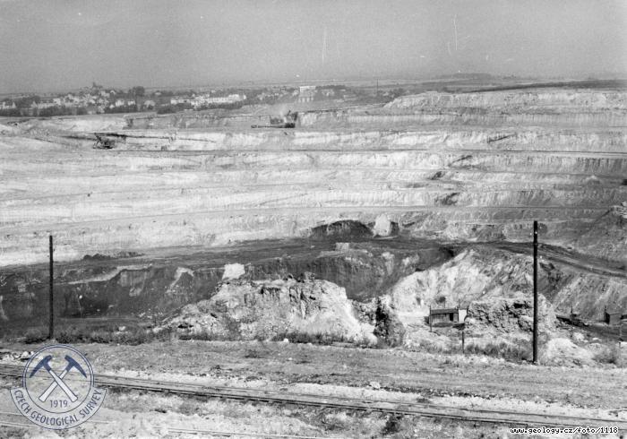 Fotografie : Povrchov dl Maxim Gork II v Blin. Severn stna se skrvkovmi etemi fosilnm sesuvem a odkrytou uhelnou sloj, Blina
