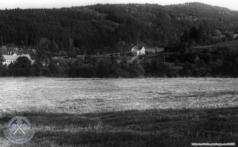 Fotografie : Morfologie vltavsk�ho �dol� z lev�ho b�ehu proti �st� Ml�nsk�ho potoka, pohled po proudu Vltavy a� p�es �eku. panorama z negativ� �. D-2685-6-7-8, �st� Ml�nsk�ho potoka