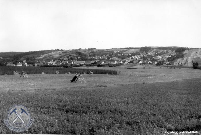 Fotografie : Panorama obce Lun - stavenit skladi Geofondu - dol se silnic do Rakovnka., Lun u Rakovnka.