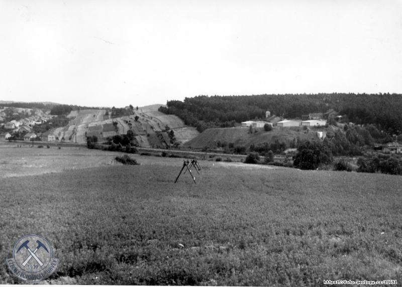 Fotografie : Panorama obce Lu�n� - staveni�t� skladi�� Geofondu - �dol� se silnic� do Rakovn�ka., Lu�n� u Rakovn�ka.