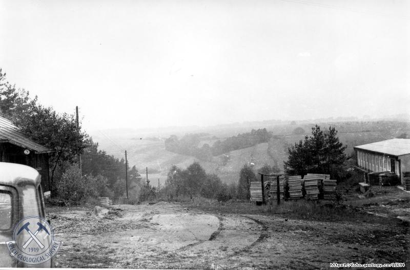 Fotografie : P�ehledn� panorama staveni��e skladi�� pro vrtn� j�dra Geofondu., Lu�n� u Rakovn�ka.