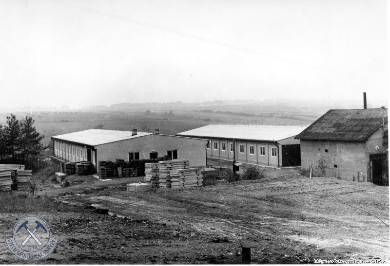 Fotografie : P�ehledn� panorama staveni��e skladi�� pro vrtn� j�dra Geofondu., Lu�n� u Rakovn�ka.