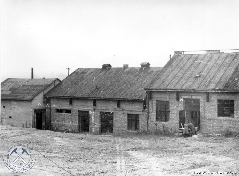Fotografie : P�ehledn� panorama staveni��e skladi�� pro vrtn� j�dra Geofondu., Lu�n� u Rakovn�ka.