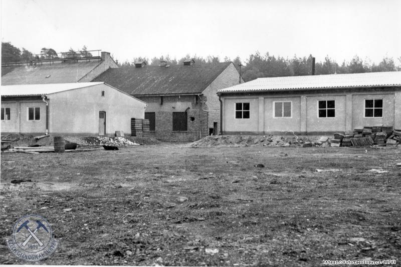 Fotografie : P�ehledn� panorama staveni��e skladi�� pro vrtn� j�dra Geofondu pohled od v�chodu., Lu�n� u Rakovn�ka.