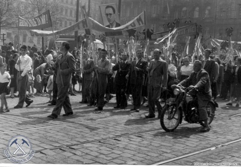 Fotografie : ��G v pr�vodu prvn�ho m�je., Praha