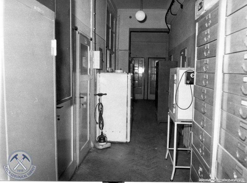 Fotografie : Chodba v 1. pat�e., Praha - Hradebn�