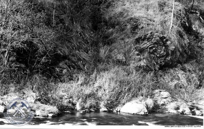 Fotografie : dol Kemeln, skla na levm behu proti bvalmu mlnu, asi 3km proti proudu od ekovy Pily, dol Kemeln