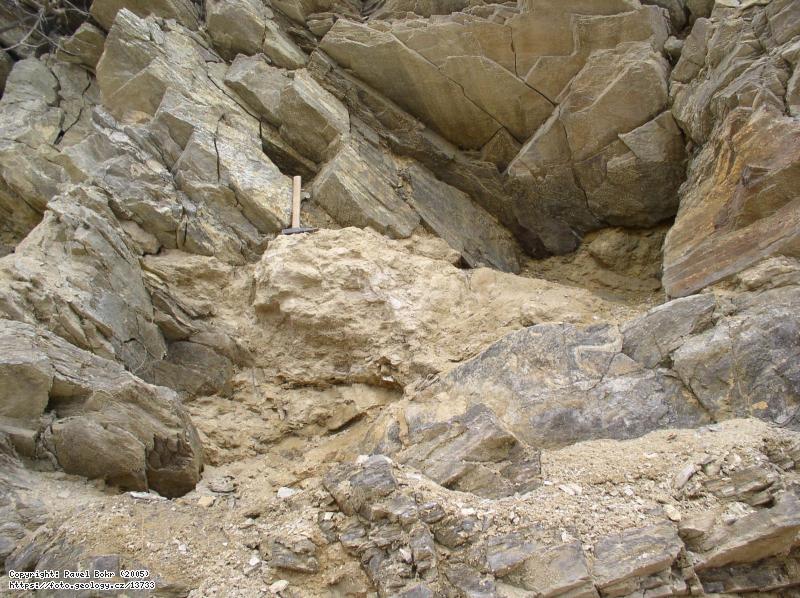 FOTO Kapsa křídových sedimentů : Kapsa křídových sedimentů v kutnohorském krystaliniku, Lom u Velimi Fotografie Kapsa křídových sedimentů : Kapsa křídových sedimentů v kutnohorském krystaliniku, Lom u Velimi