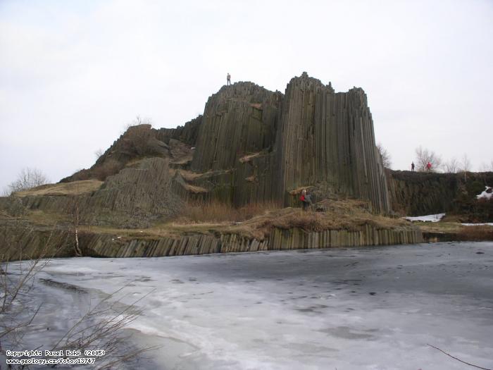 Fotografie Sloupcov rozpad vulkanit: Sloupcov rozpad vulkanit u Kamenickho enova, Kamenick enov