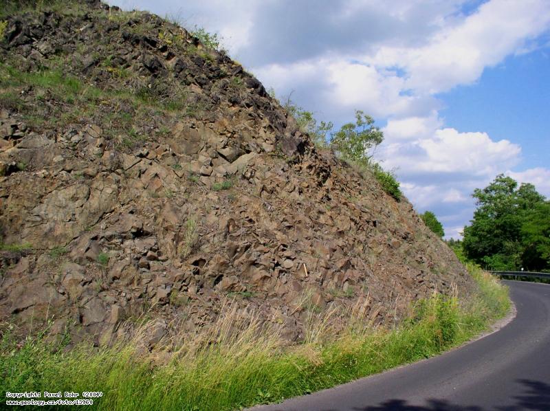Fotografie Silursk diabasy: Silursk diabasy v zezu silnice mezi Berounem a Litic, Zez silnice Beroun - Litice