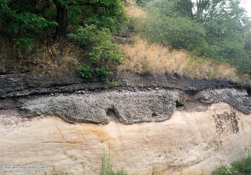 Fotografie Transgrese kdy na karbon: Transgrese kdovch sediment na karbonsk pskovce, Lobe, zkrut silnice
