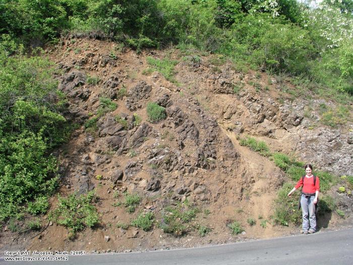 Fotografie Silursk paleobazalty: Silursk paleobazalty (suchozemsk vlev) v zezu silnice Lodnice - Bubovice, Zez silnice Lodnice - Bubovice