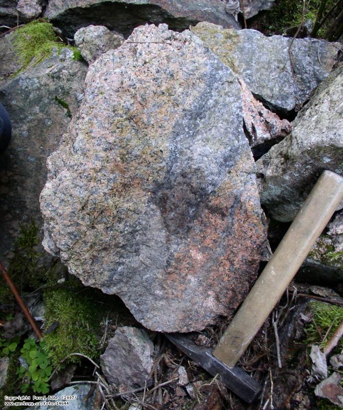 Fotografie Greisenizovaný granit: Greisenizovaný granit, Vlčí jáma (pinka)