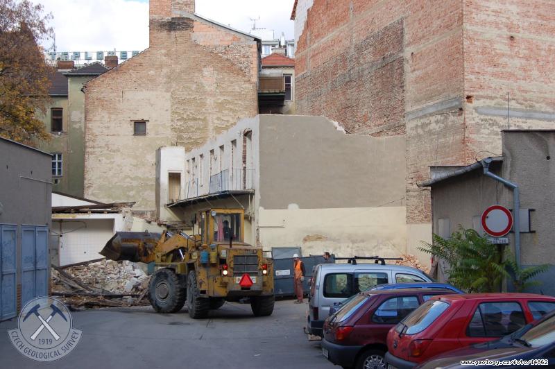 Fotografie Konec Jirch: Likvidace star budovy s ubytovnou a technickm zzemm GS na Jirchch v Brn, Jirche