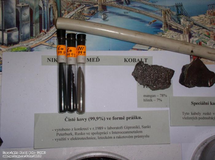 Fotografie Kovy z manganovch konkrec ze dna ocenu: Vzorky istch kov zskanch z manganovch konkrec ze dna Tichho ocenu, Galerie Holandskho domu v Beroun