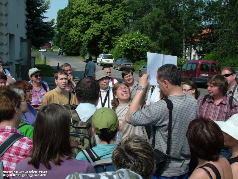 Fotografie Irena Jan�a��kov�: Irena Jan�a��kov� pod�v� v�klad o geologii Pra�sk� p�nve, Karl�tejn