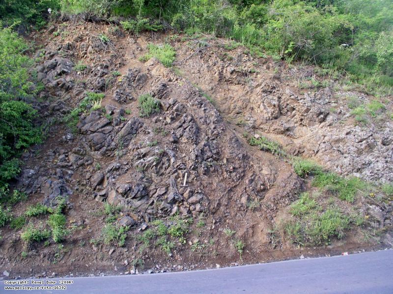 Fotografie Silursk paleobazalty: Silursk paleobazalty (suchozemsk vlev) v zezu silnice Lodnice - Bubovice, Zez silnice Lodnice - Bubovice