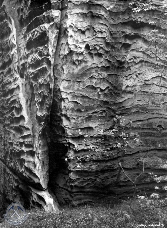 Fotografie Votinovit rozpad kvdrovcovch  pskovc: Votinovit rozpad kvdrovcovch  pskovc svrchn kdy. Skaln skupina Kalicha, Kalich u Besedic