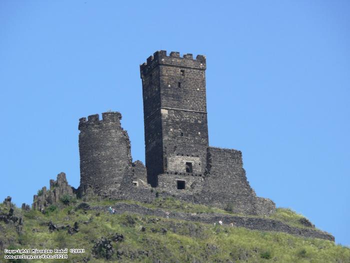 Fotografie : Zcenina hradu Hazmurk na sloupcovit odlunm edii, Hazmburk