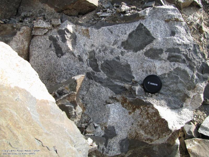 Fotografie Dioritov enklvy: Dioritov enklvy v granodioritech brnnskho masivu, Omice lom
