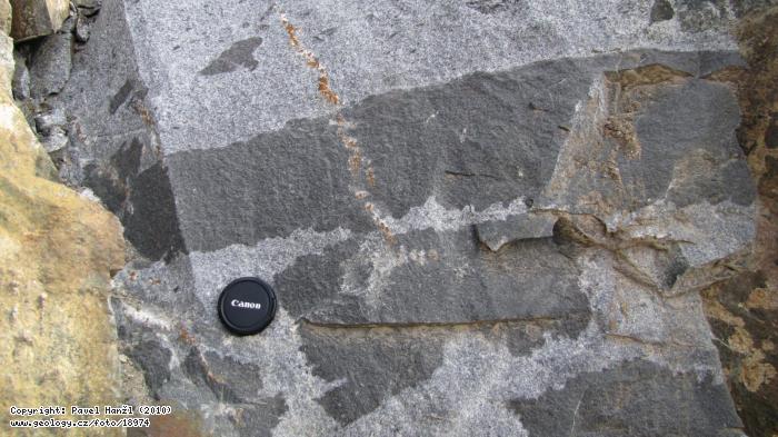 Fotografie Dioritov enklvy: Dioritov enklvy v granodioritech brnnskho masivu, Omice, Omice lom
