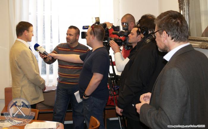Fotografie Tisková konference k projektu Rebilance...: Petr Mixa dává interview televizím Nova a Markíza při vůbec první tiskové konferenci v ČGS, Klárov