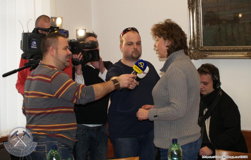 Fotografie Tiskov� konference k projektu Rebilance...: Dr. Kadlecov� p�i rozhovoru pro televize o projektu Rebilance z�sob podzemn�ch vod na v�bec prvn� tiskov� konferenci v �GS , Kl�rov