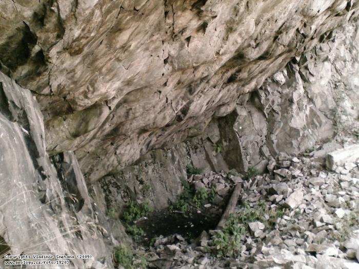 Fotografie Jeskyně Babka: Křemencový útvar jeskyně Babka., Jeskyně Babka, směrem na Řevnice