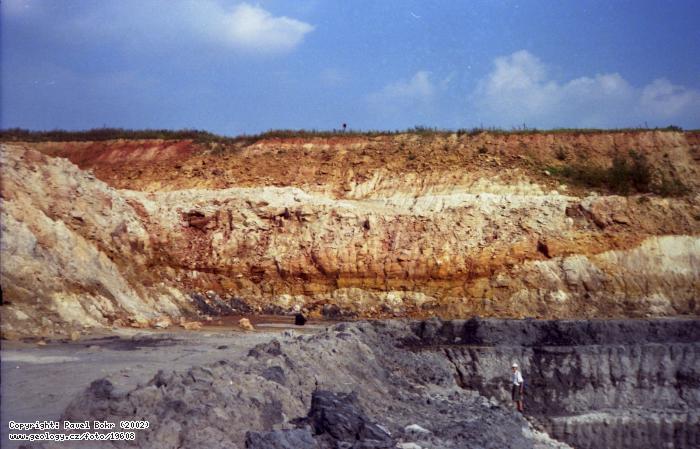 Fotografie Lom Brnk: Kdov sedimenty v lomu Brnk u Kostelce nad ernmi Lesy, Brnk