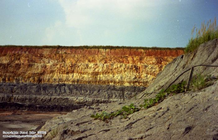 Fotografie Lom Brnk: Kdov sedimenty v lomu Brnk u Kostelce nad ernmi Lesy, Brnk