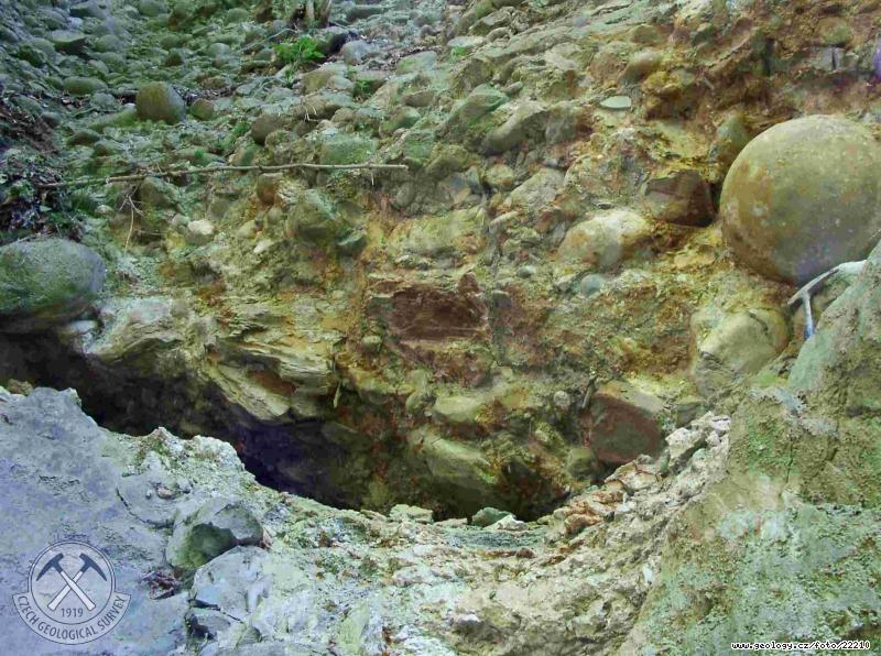 Photo Basal gravel: Gravel in a sinkhole, 