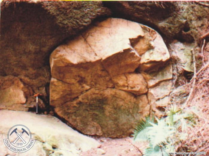 Fotografie granulitov balvan: balvan granulitu v luleskch slepencch, O-631 na listu vykov