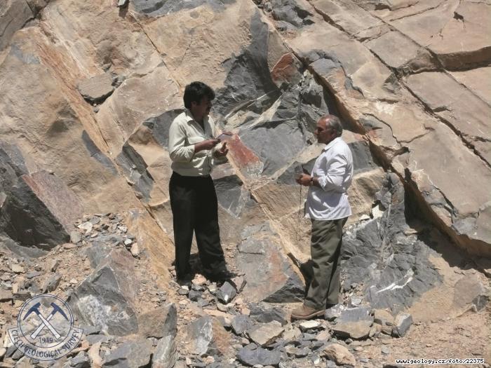 Fotografie Loisko tmavch mramor Gazag: Afghnt geologov diskutuj nad geologickou situac, 