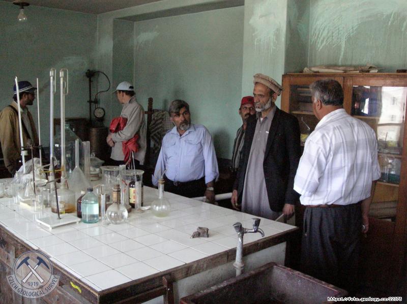 Fotografie Chemick� laborato� v Jabal Seraj: Prohl�dka chemick� laborato�e v Jabal Seraji, 