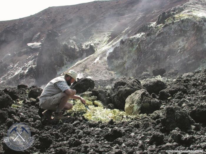 Fotografie Vulkn Cerro Negro: Odbr vzork v krteru vulknu Cerro Negro, 