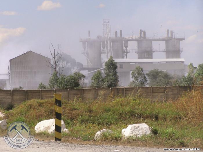 Fotografie Cementárna v Ndoly: Hlavní zdroj kontaminace oblasti Ndoly v Copperbeltu, 