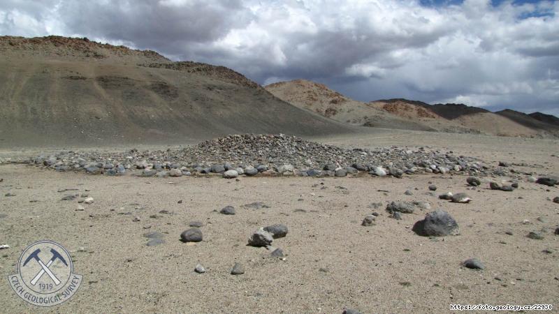 FOTO Prehistorický hrob: Khirigsuur, hrob z doby bronzové, západní Mongolsko, Mongolský Altaj Fotografie Prehistorický hrob: Khirigsuur, hrob z doby bronzové, západní Mongolsko, Mongolský Altaj