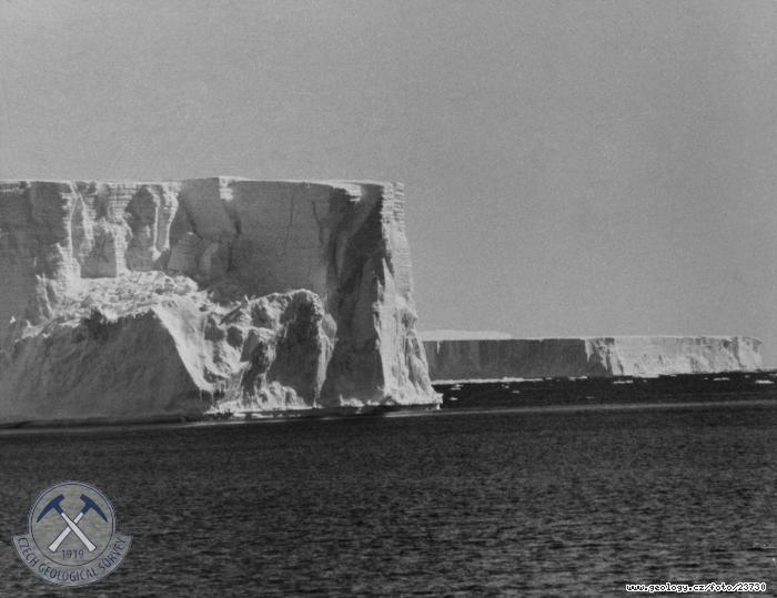 Fotografie Ohromn eisbergy: Ohromn eisbergy - ledov tabule se stnami ncmi vce ne 40 m nad vodu (dalch 6/7 ledu skryto pod hladinou), 