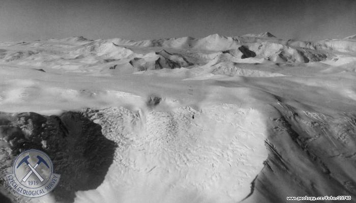 Fotografie Leteck mapovn: V zajet snhu a ledu, panorama horskch tt v pozad, 
