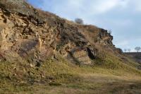 Skalní výchozy ortorul kutnohorského krystalinika, mezi nimiž jsou zachov�..