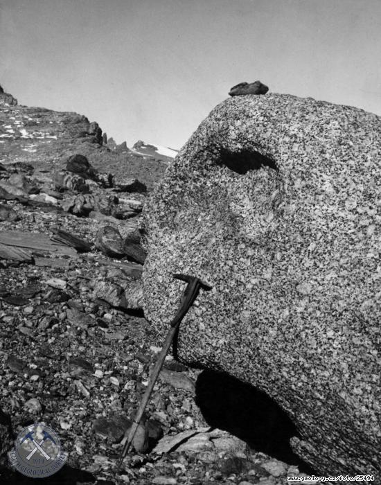 Fotografie Eratick blok porfyrickho granitu: Exotick materil - eratick blok porfyrickho granitu na star morn, 