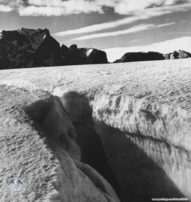 Fotografie Ledovcov puklina - pat kontinentlnho ledovce: Ledovcov puklina pemodelovan tavnmi vodami pi pat kontinentlnho ledovce (Schirmacherova oza), 