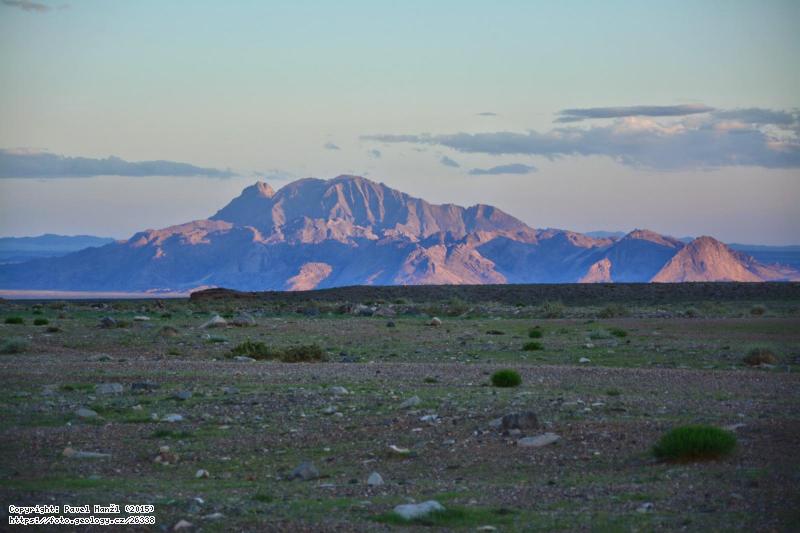 Fotografie : Granitov� pluton, Eej Khayrkan, Gobi, 