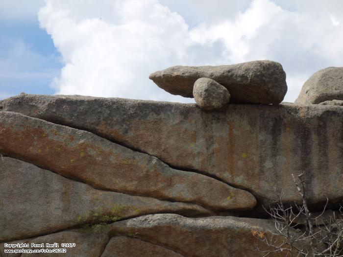 Photo : Balanced stone, Khaan Bogd granite, Ulaanbaatar, 