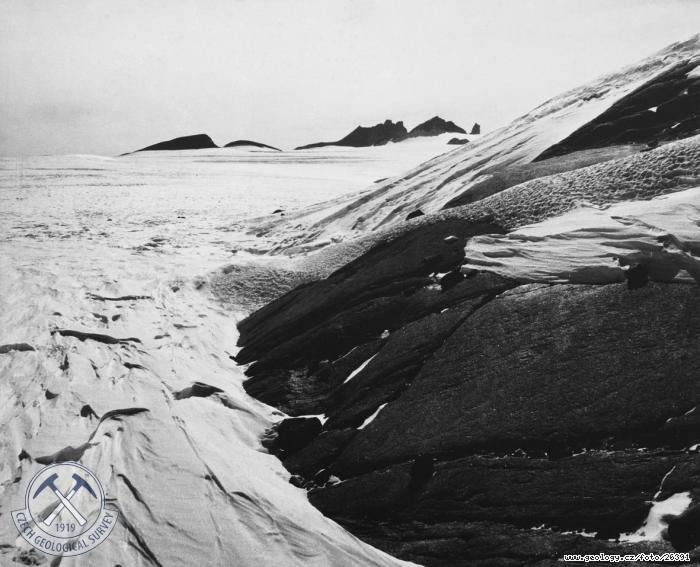 Fotografie Nutaky z pyroxenickch syenit: Ledovcov ohlazy na nutacch - jin okraj poho Yamato, 