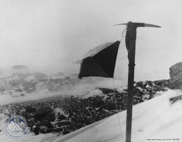 Fotografie eskoslovensk vlajka: Vlajka v masvu Dufekfjellet, 