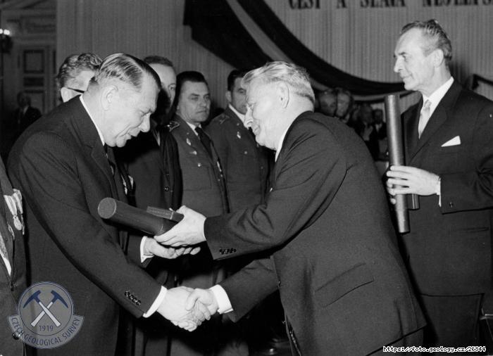Fotografie Na hrad�: Dr. Josef Svoboda p�ij�m� ��d republiky, 