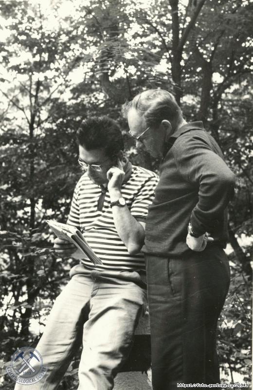 Fotografie Exkurze XXIII. MGK v Praze: Dr. J. Pe�ek v diskusi z ��astn�kem exkurze na profilu kambria lokality T��ovice , 