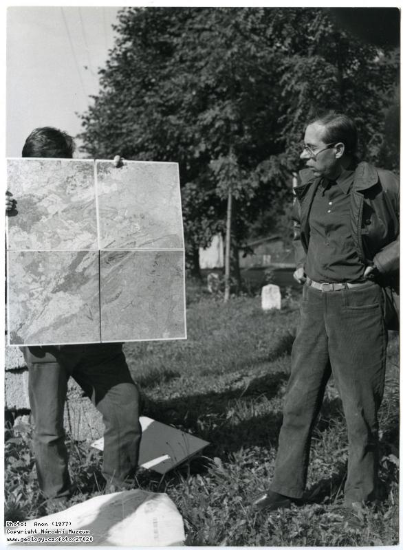 Fotografie Na Klonku u Suchomast: Prof. I. Chlupáč nad geologickou mapou Barandienu, 