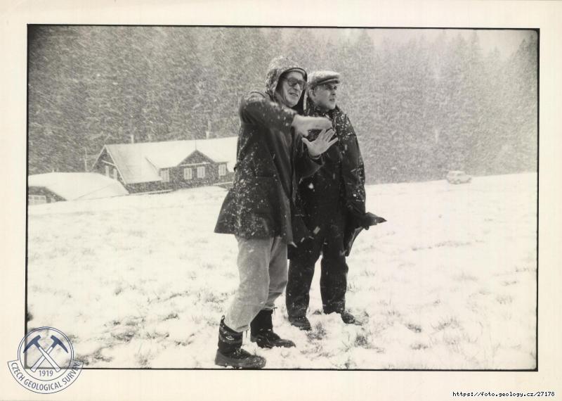 Fotografie Josef Sekyra: Josef Sekyra p�i v�kladu s metereologem Anton�nem Mrkosem, 
